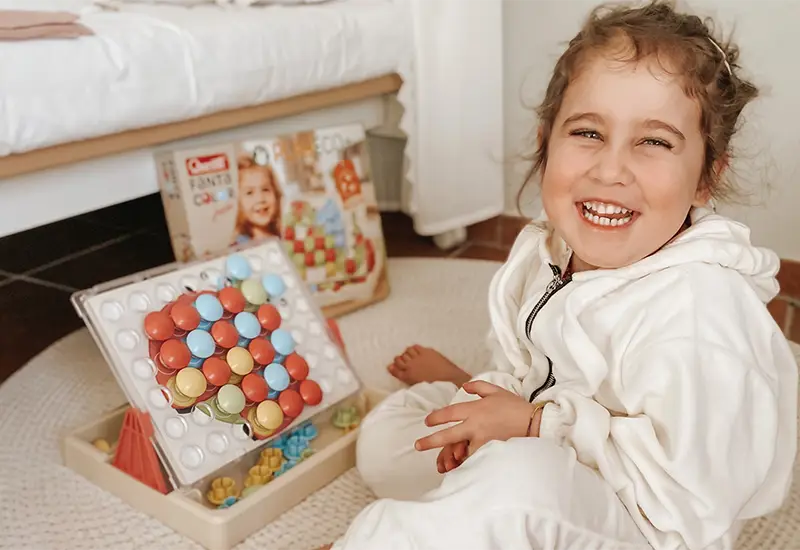 Quercetti Fantacolor Junior Basic bambina sorride